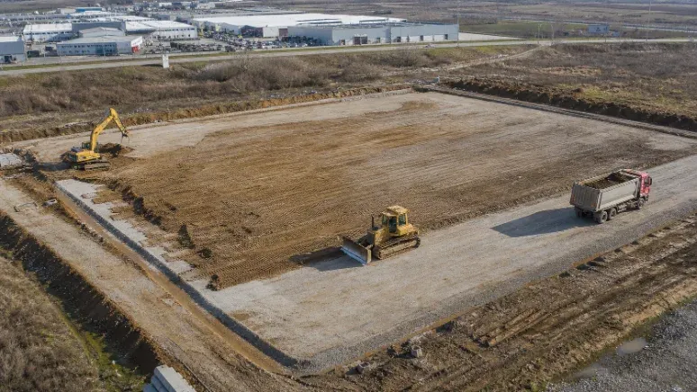 PLATFORMĂ INDUSTRIALĂ — 2 400 m² SĂPĂTURĂ ȘI NIVELARE